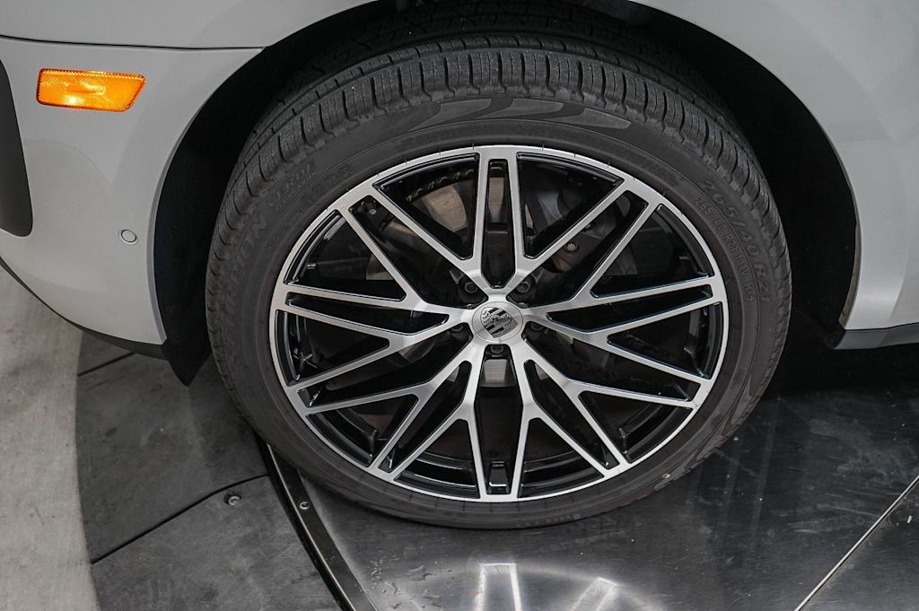 Thumbnail: 2026 Porsche Macan - 25
