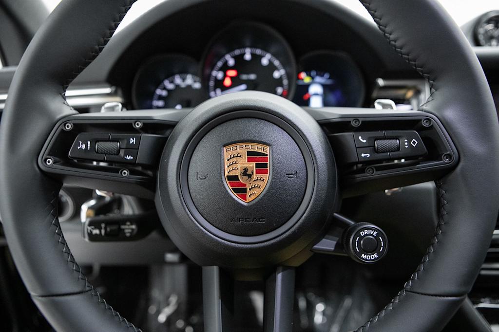 Thumbnail: 2026 Porsche Macan - 10