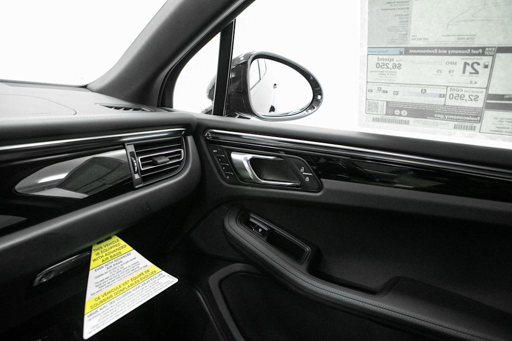 Thumbnail: 2026 Porsche Macan - 33