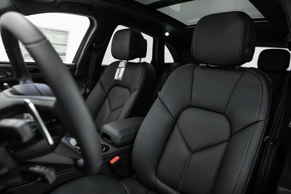 Thumbnail: 2026 Porsche Macan - 7