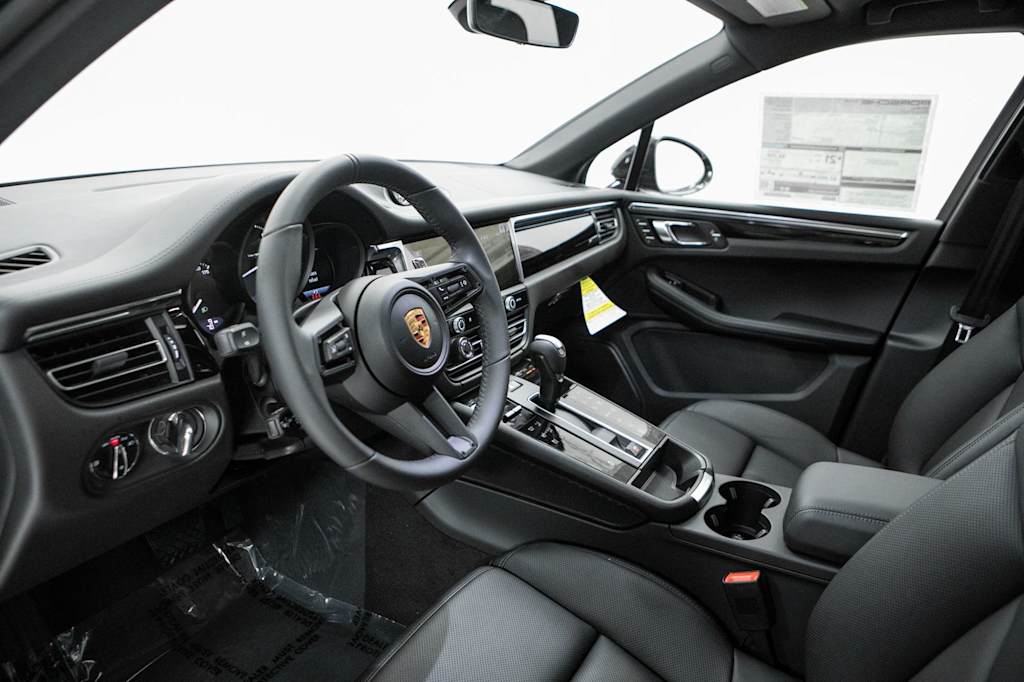 Thumbnail: 2026 Porsche Macan - 2