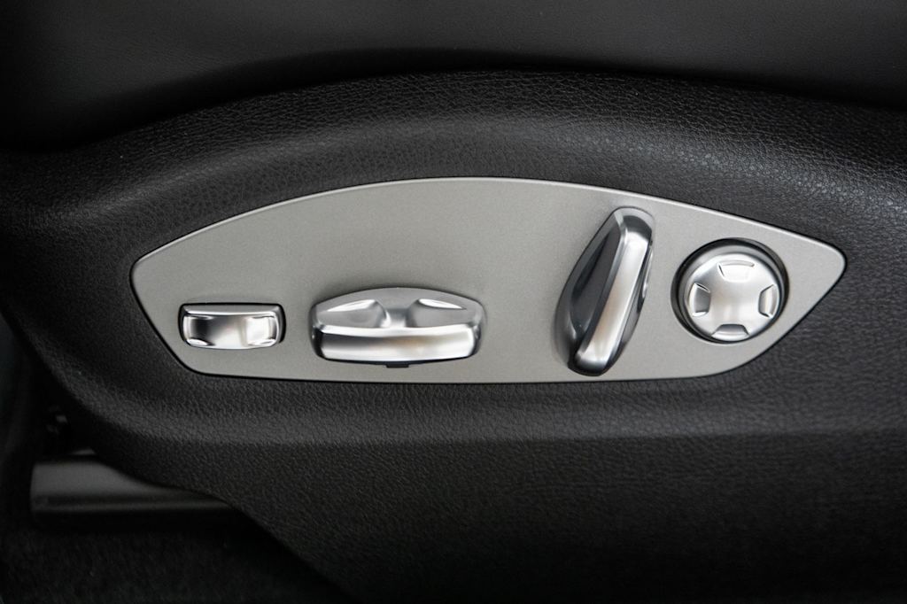 Thumbnail: 2026 Porsche Macan - 27