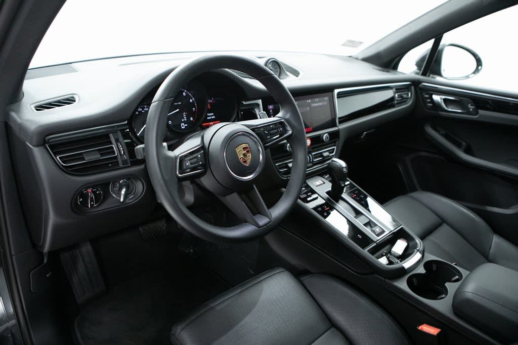 Thumbnail: 2025 Porsche Macan - 2