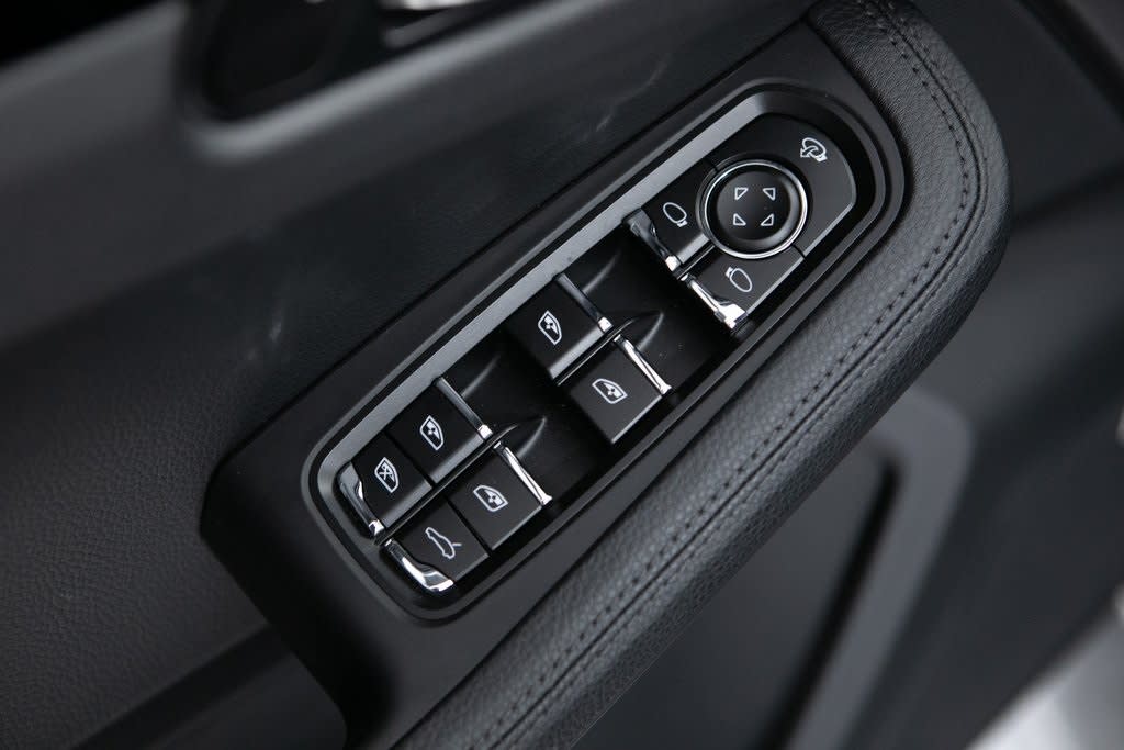 Thumbnail: 2025 Porsche Macan - 25