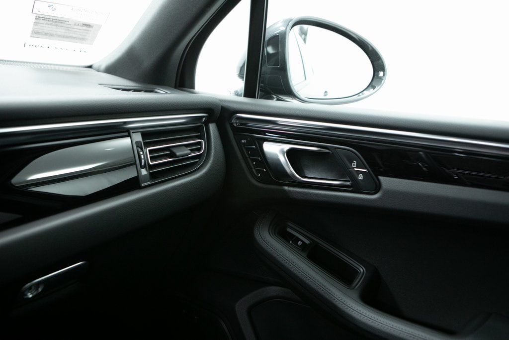 Thumbnail: 2025 Porsche Macan - 29