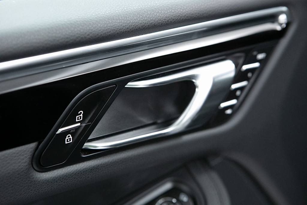 Thumbnail: 2025 Porsche Macan - 21