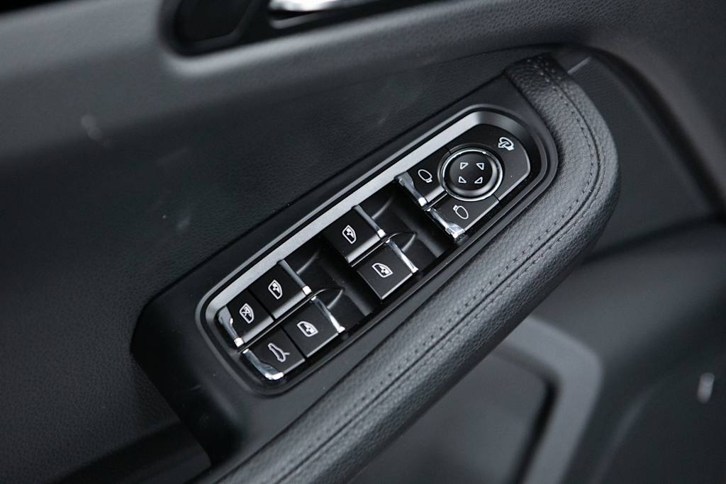 Thumbnail: 2025 Porsche Macan - 20