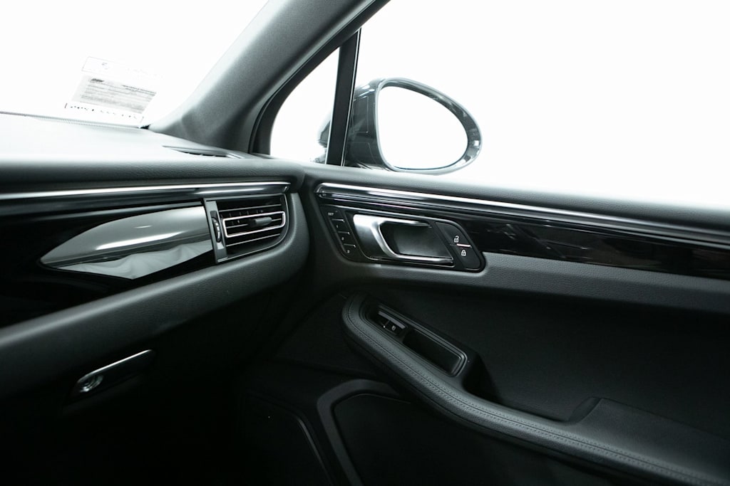 Thumbnail: 2025 Porsche Macan - 25