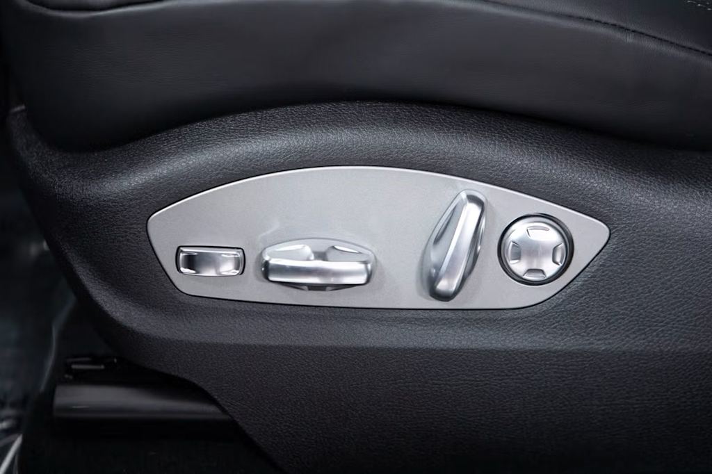 Thumbnail: 2026 Porsche Macan - 26