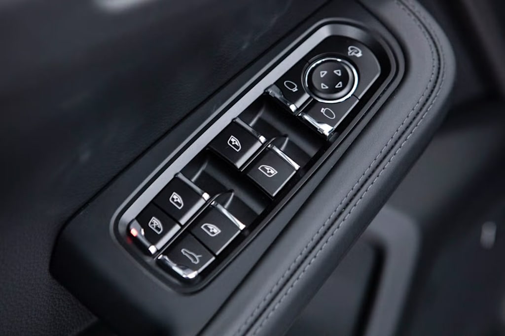 Thumbnail: 2026 Porsche Macan - 28