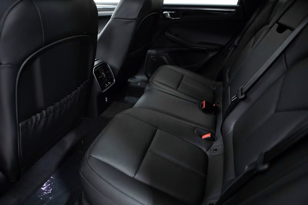Thumbnail: 2026 Porsche Macan - 10