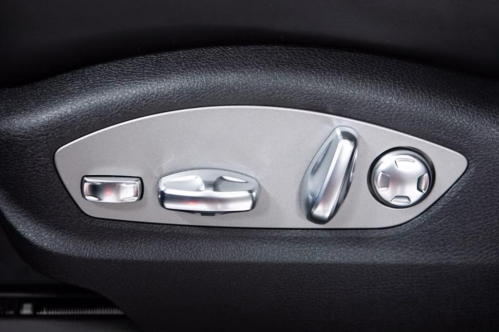 Thumbnail: 2026 Porsche Macan - 26