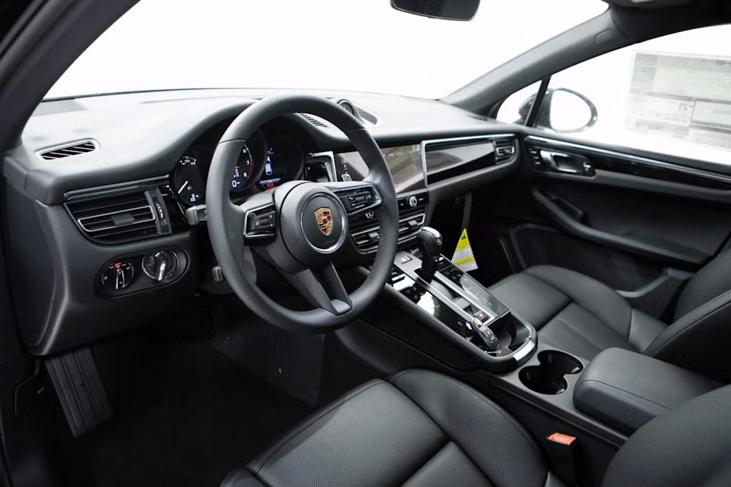 Thumbnail: 2026 Porsche Macan - 2