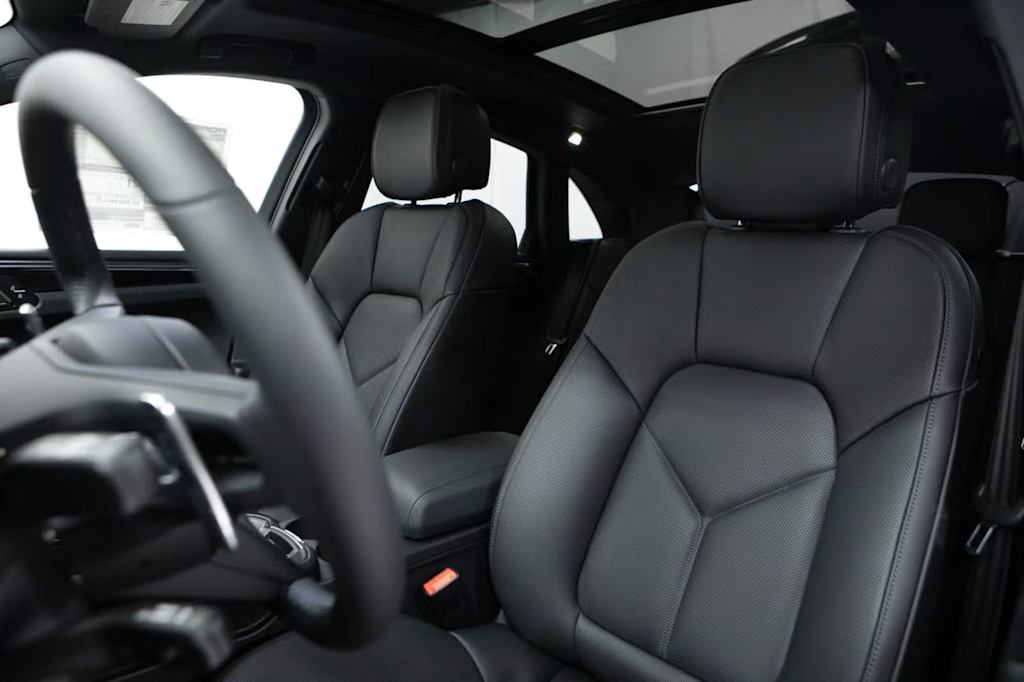 Thumbnail: 2026 Porsche Macan - 9