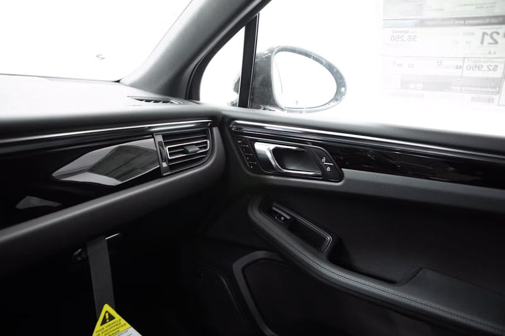 Thumbnail: 2026 Porsche Macan - 35