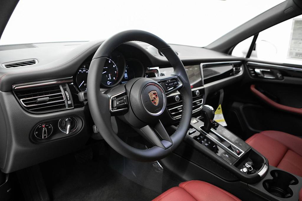 Thumbnail: 2026 Porsche Macan - 2