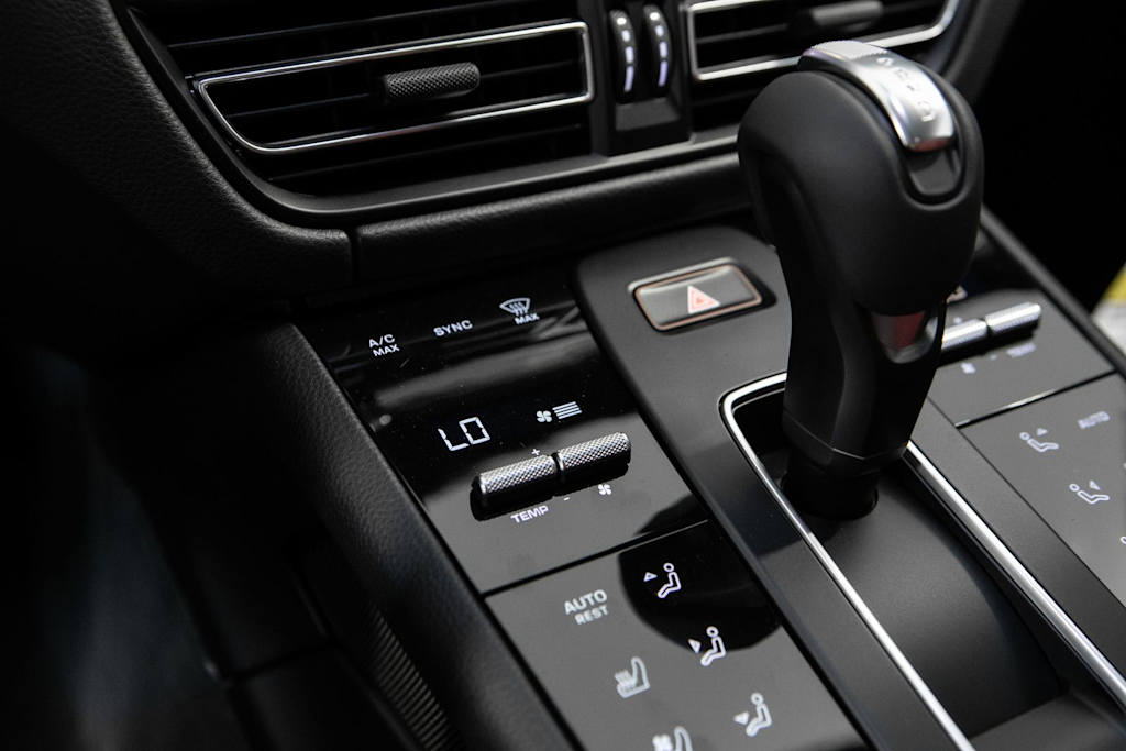 Thumbnail: 2026 Porsche Macan - 27
