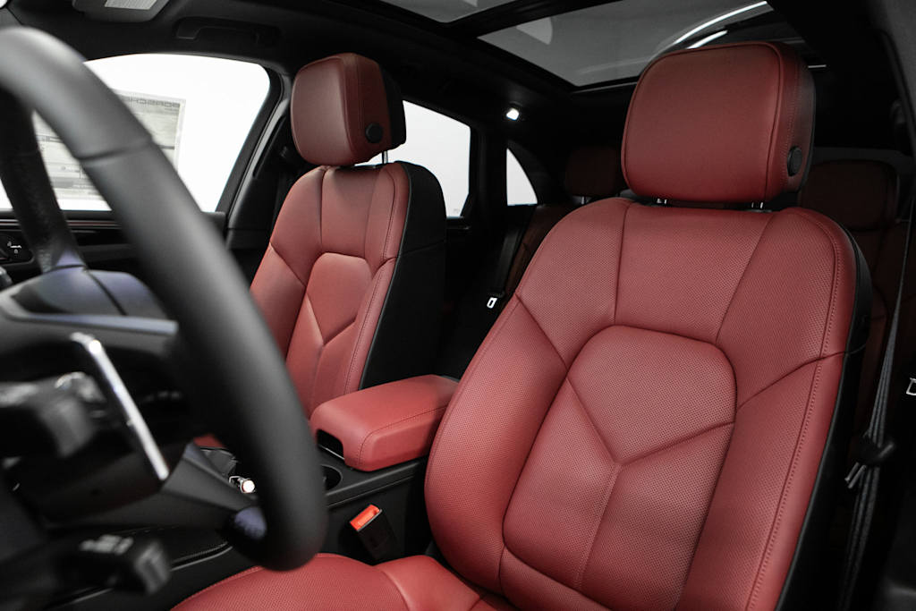 Thumbnail: 2026 Porsche Macan - 3