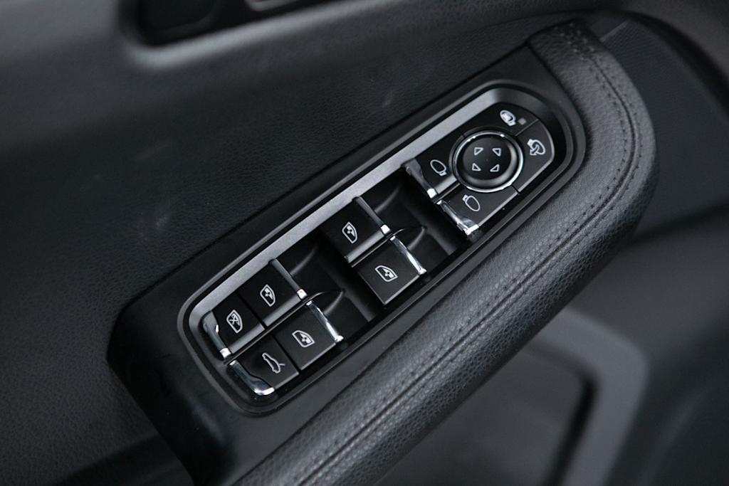 Thumbnail: 2023 Porsche Macan - 20