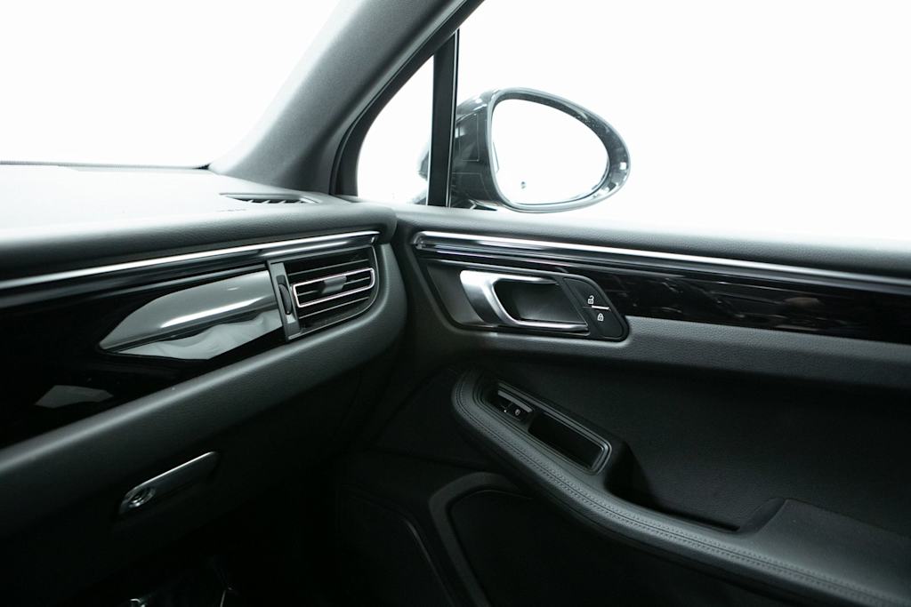 Thumbnail: 2023 Porsche Macan - 25