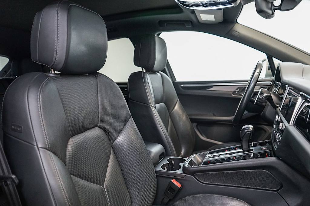 Thumbnail: 2023 Porsche Macan - 12