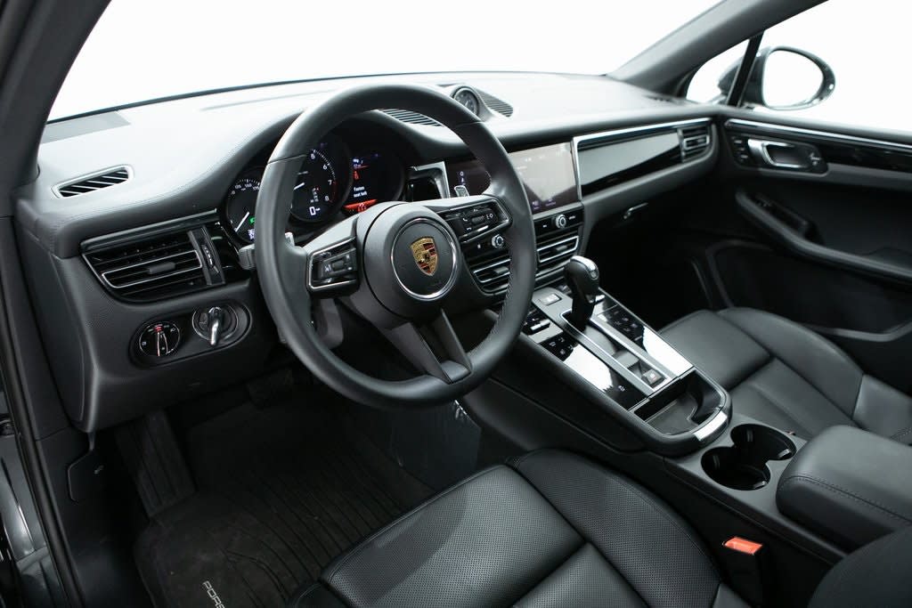 Thumbnail: 2025 Porsche Macan - 2