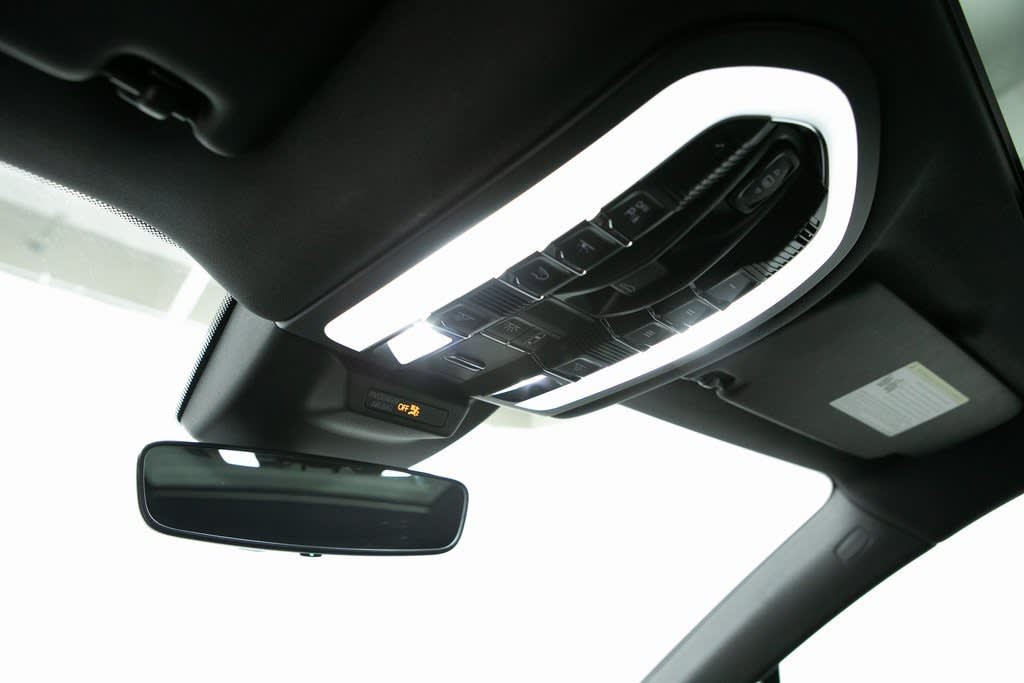 Thumbnail: 2025 Porsche Macan - 32