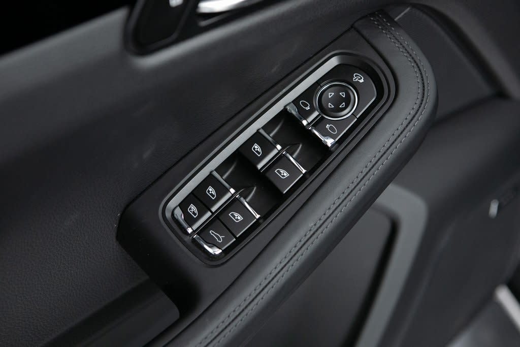 Thumbnail: 2025 Porsche Macan - 25