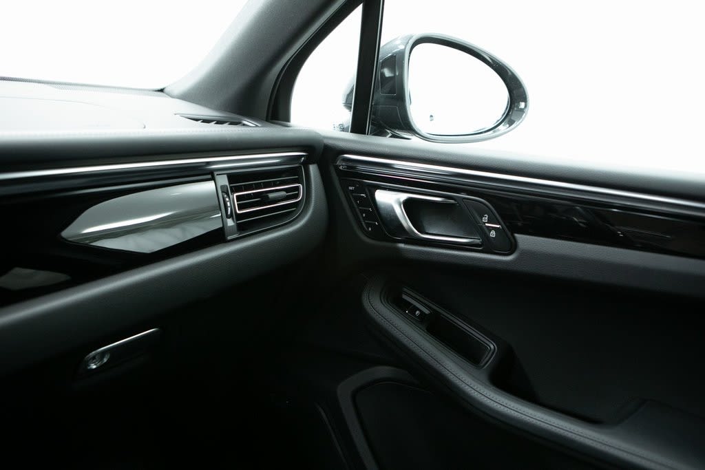 Thumbnail: 2025 Porsche Macan - 30