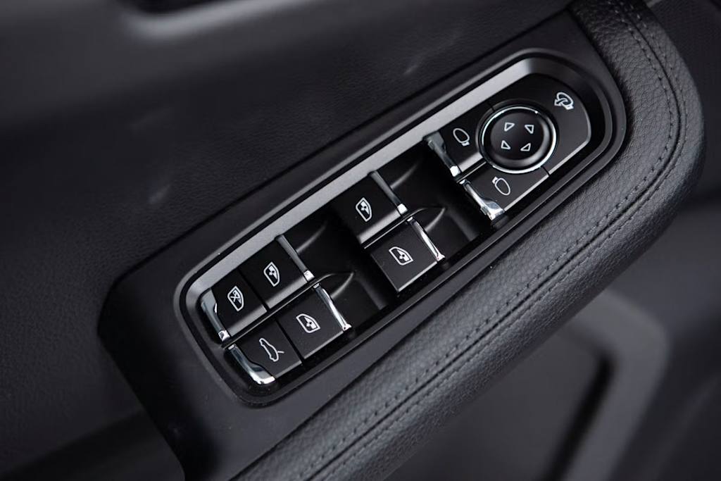 Thumbnail: 2025 Porsche Macan - 23