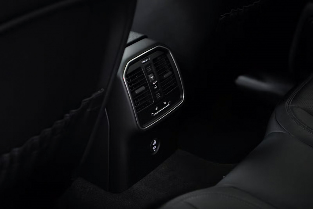 Thumbnail: 2025 Porsche Macan - 28