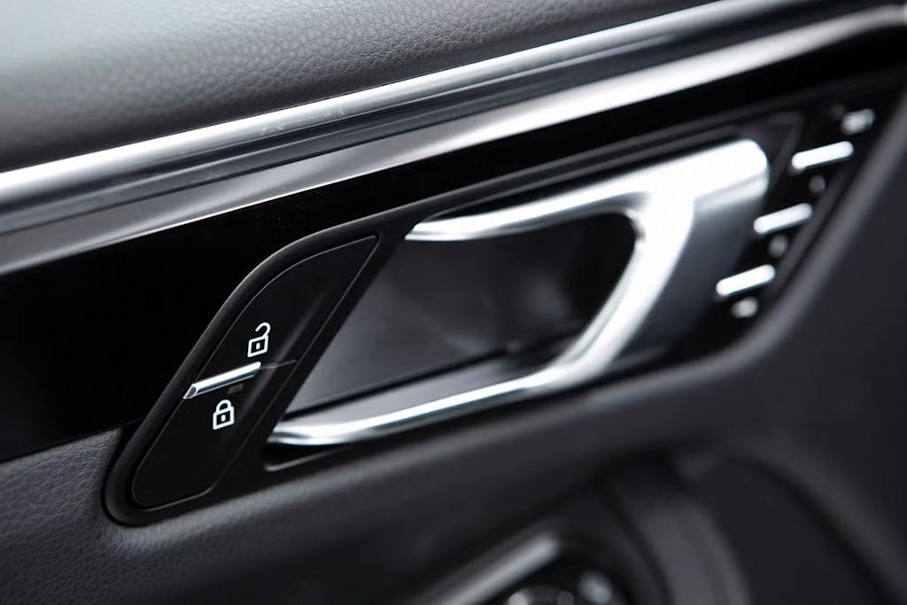 Thumbnail: 2025 Porsche Macan - 22