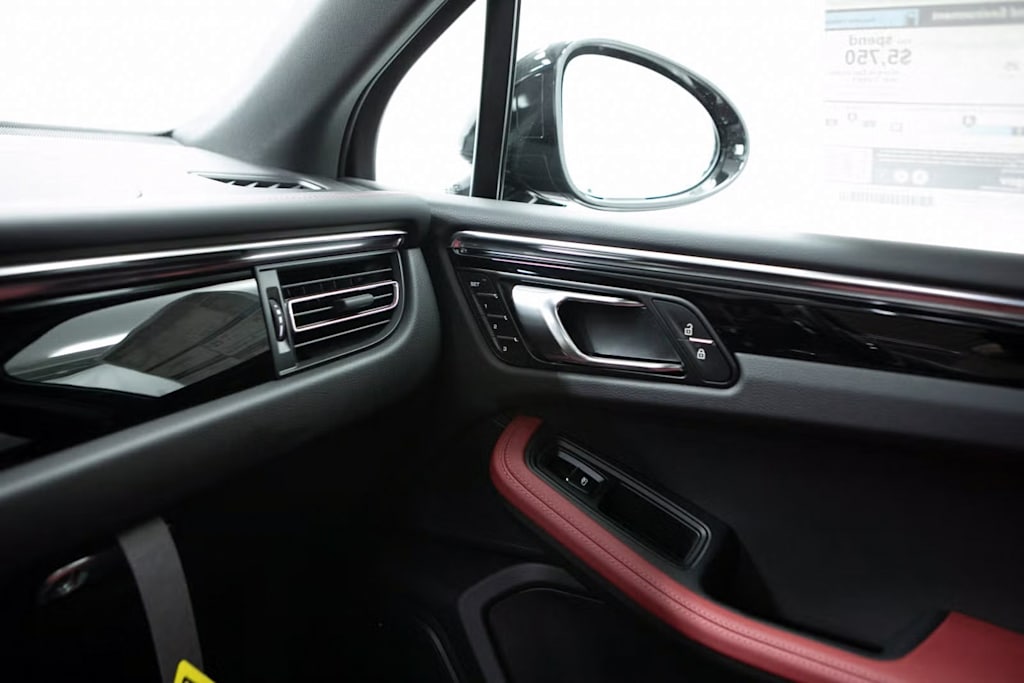 Thumbnail: 2025 Porsche Macan - 27