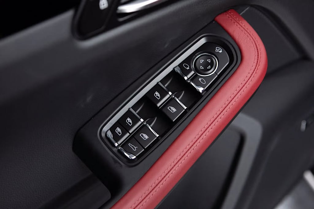 Thumbnail: 2025 Porsche Macan - 20