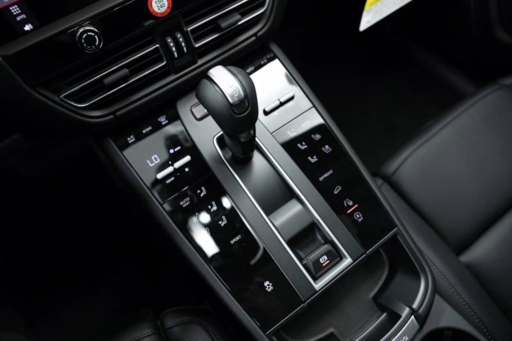 Thumbnail: 2026 Porsche Macan - 24