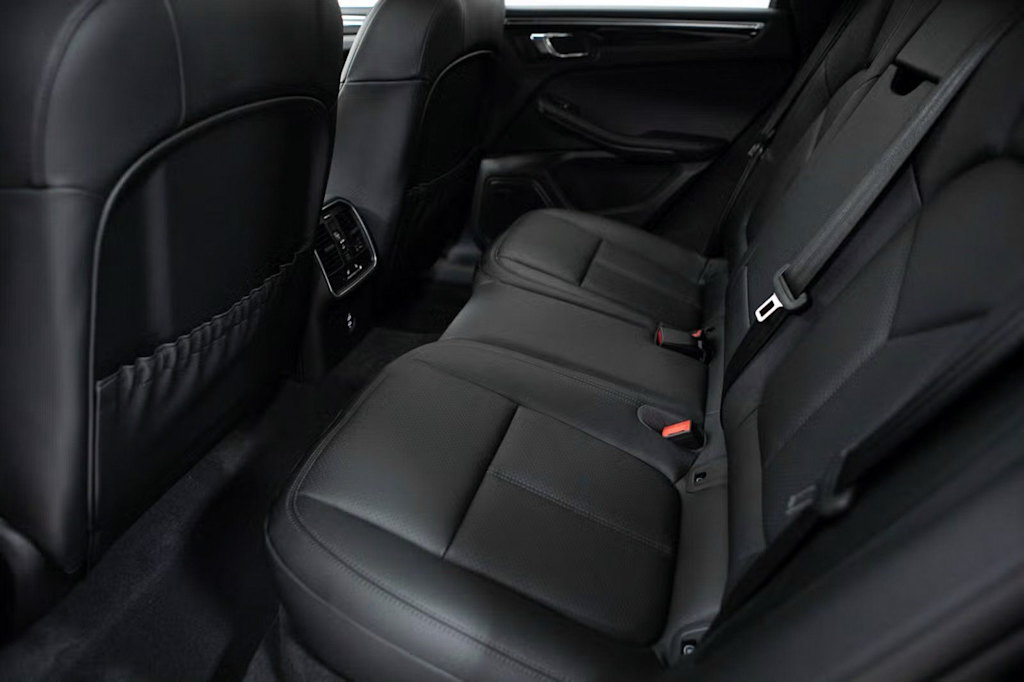 Thumbnail: 2026 Porsche Macan - 30