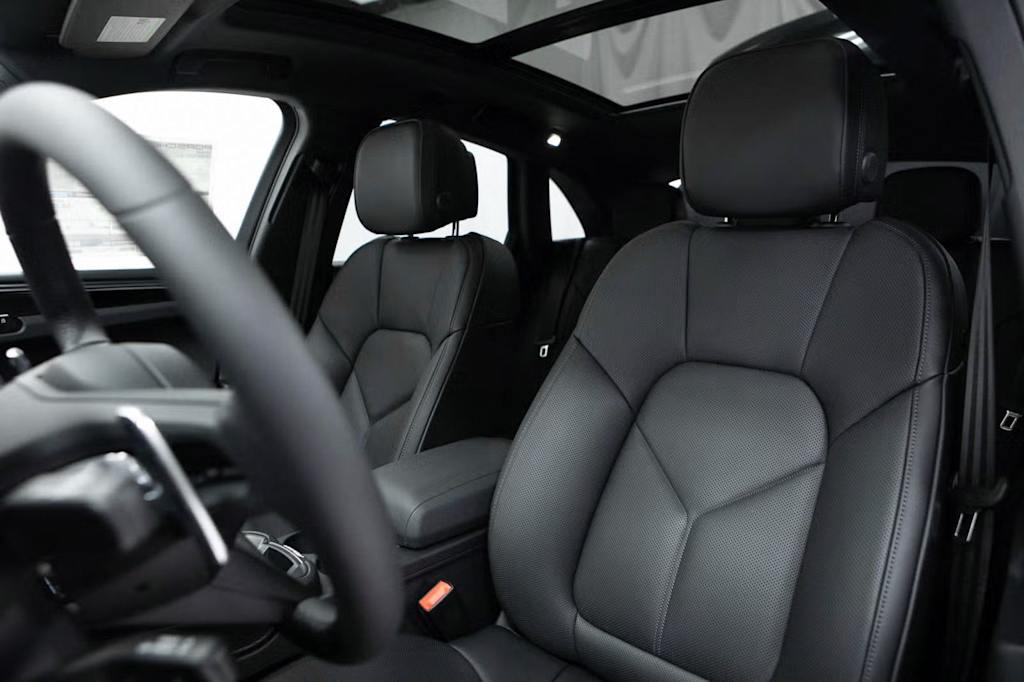 Thumbnail: 2026 Porsche Macan - 9