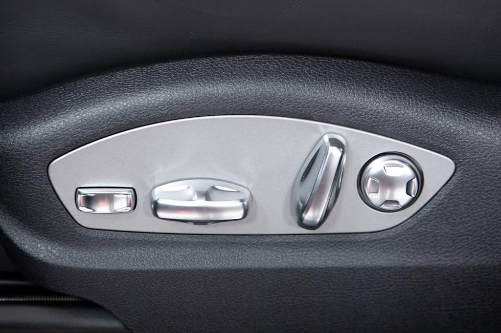 Thumbnail: 2026 Porsche Macan - 27