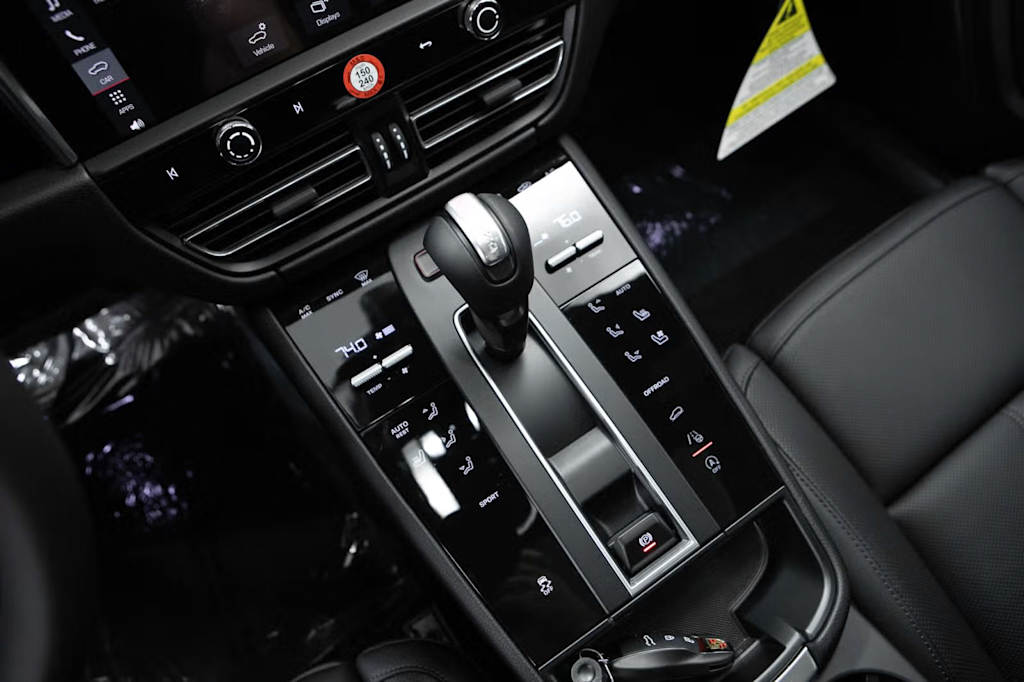 Thumbnail: 2026 Porsche Macan - 31