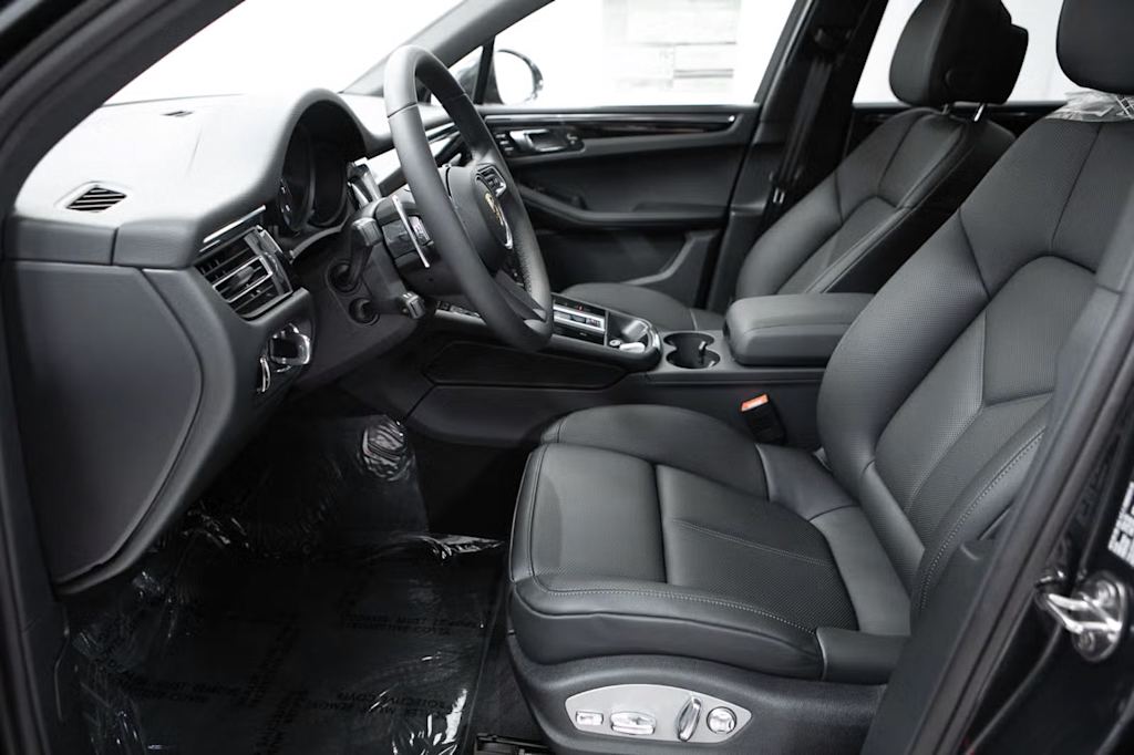 Thumbnail: 2026 Porsche Macan - 10