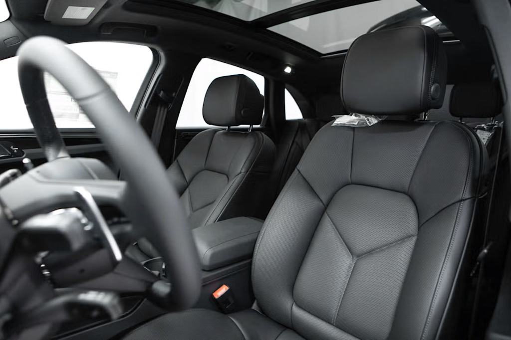 Thumbnail: 2026 Porsche Macan - 9