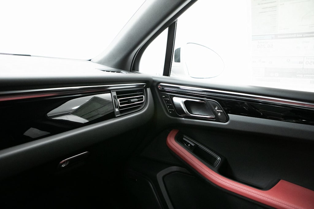 Thumbnail: 2026 Porsche Macan - 26