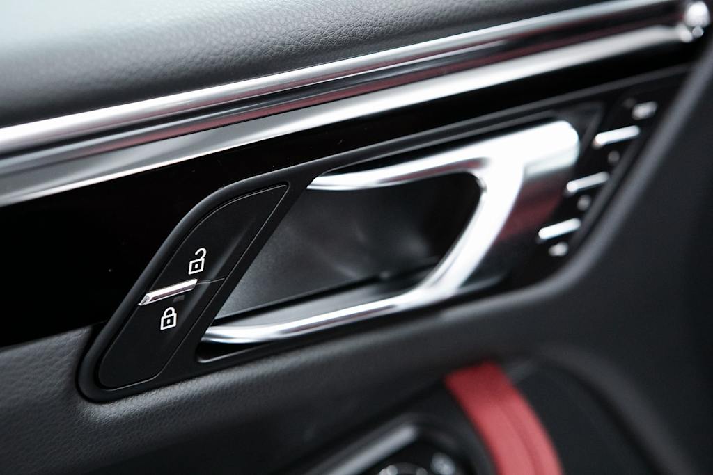 Thumbnail: 2026 Porsche Macan - 22