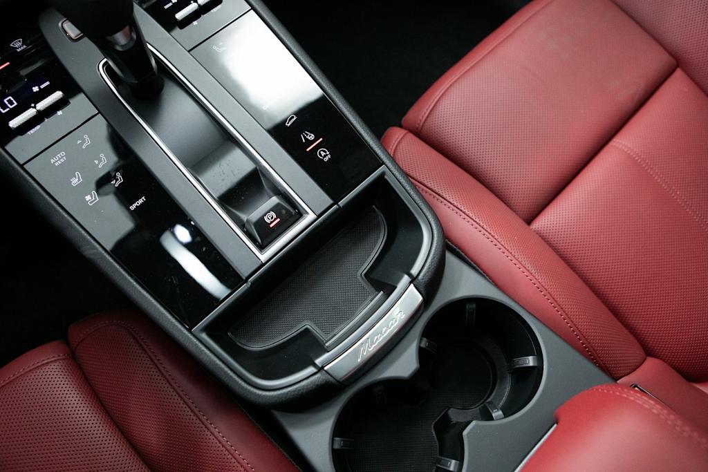 Thumbnail: 2026 Porsche Macan - 25