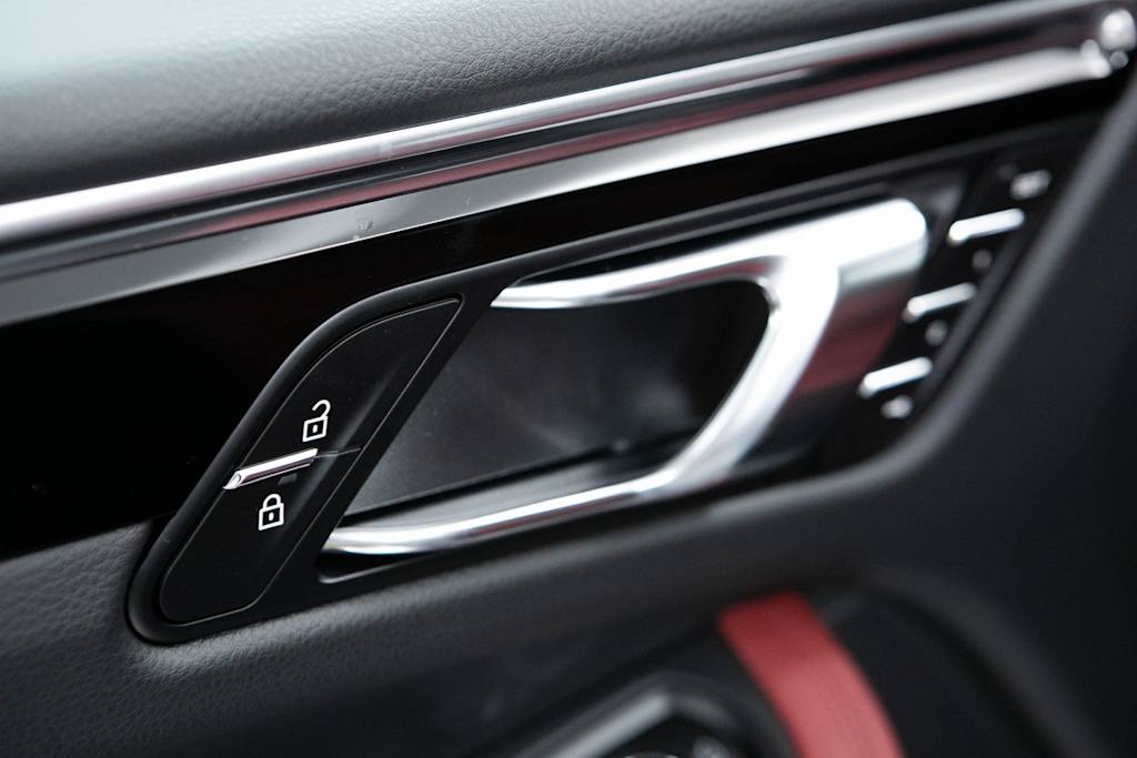 Thumbnail: 2026 Porsche Macan - 22