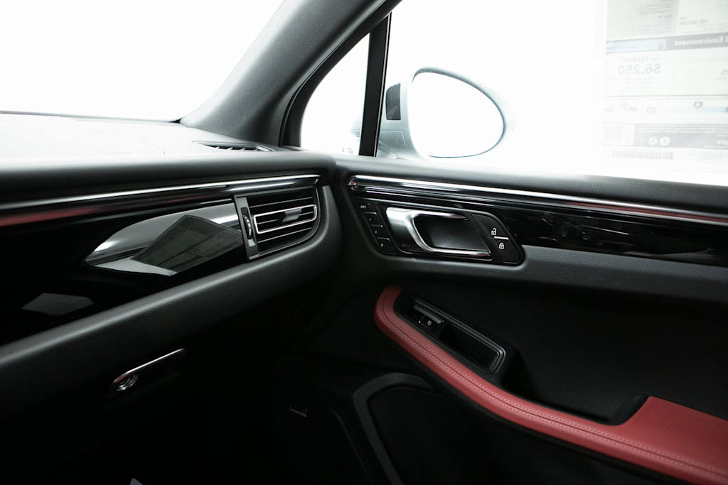 Thumbnail: 2026 Porsche Macan - 26