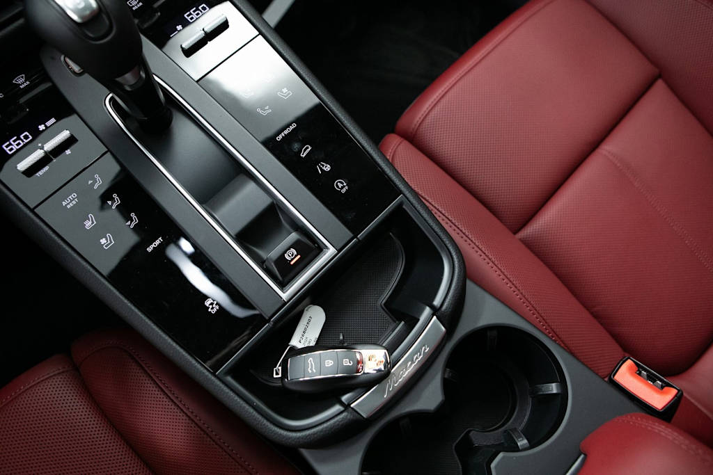 Thumbnail: 2026 Porsche Macan - 25