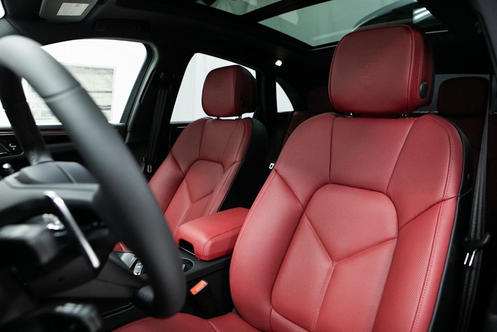 Thumbnail: 2026 Porsche Macan - 7