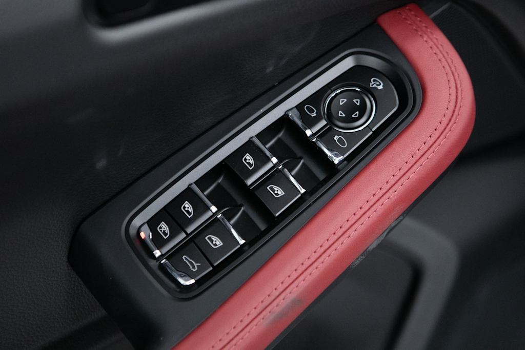 Thumbnail: 2026 Porsche Macan - 21