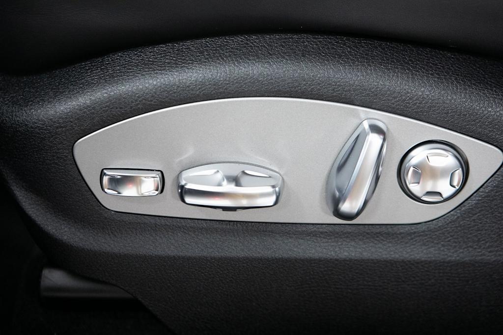 Thumbnail: 2026 Porsche Macan - 20